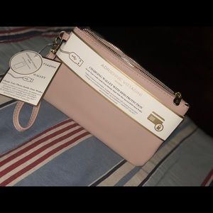 Charging Wrsitlet/Wallet w RFID Protection